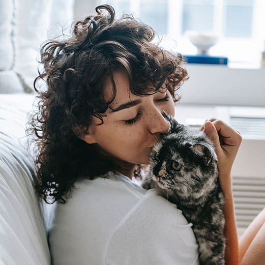 Mujer besando gato